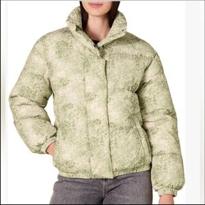 Amazon Essentials Women's Relaxed-Fit Mock-Neck Short Puffer Jacket, Size 4X